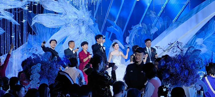 刘雨辰黄雅琼婚礼现场交换誓言，泸州老窖红60见证幸福