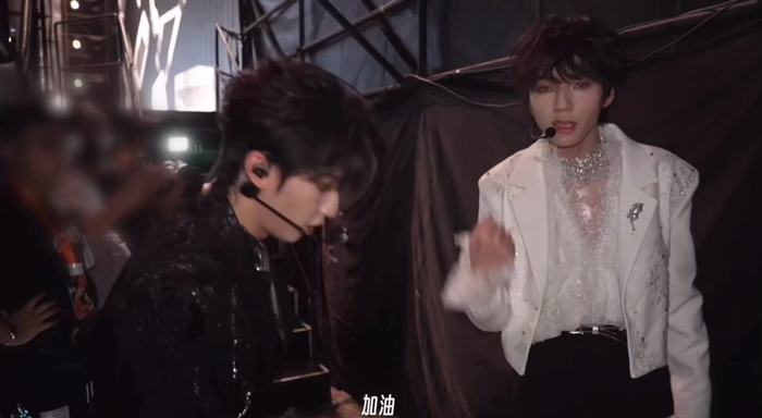 橹穆后台互相加油打气