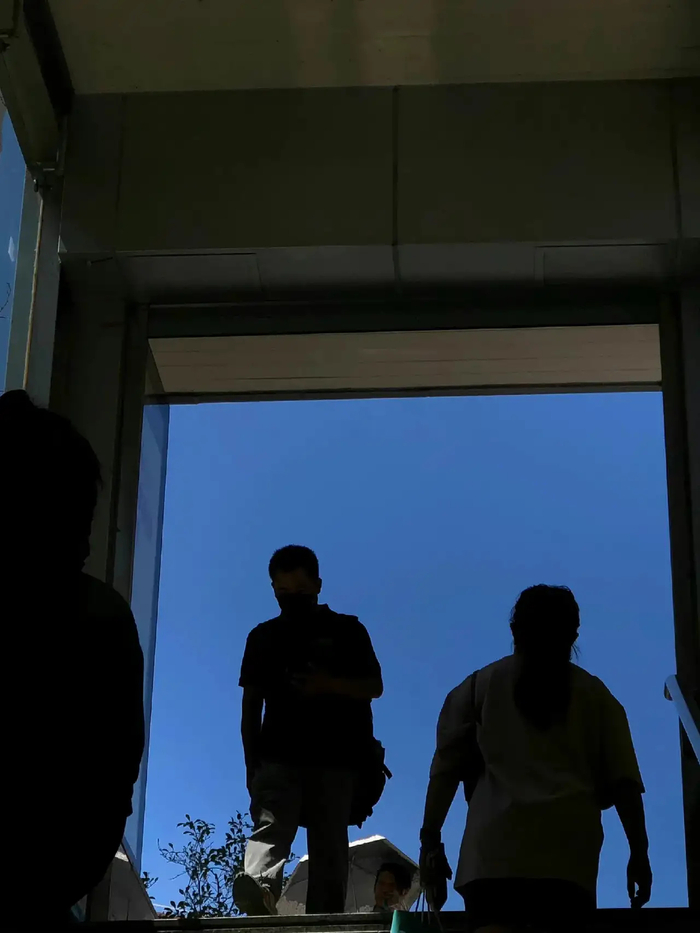 父亲越来越矮,直到我跪地他仍比我矮