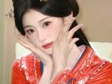 孔雪儿红色垂耳兔造型曝光，又美又飒氛围感拉满