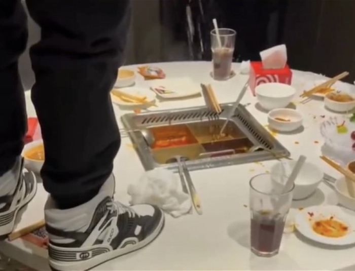 海底捞小便事件当事人登报道歉，父母赔偿220万