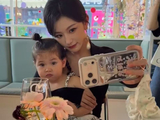 孔雪儿怀抱韩安冉女儿互动