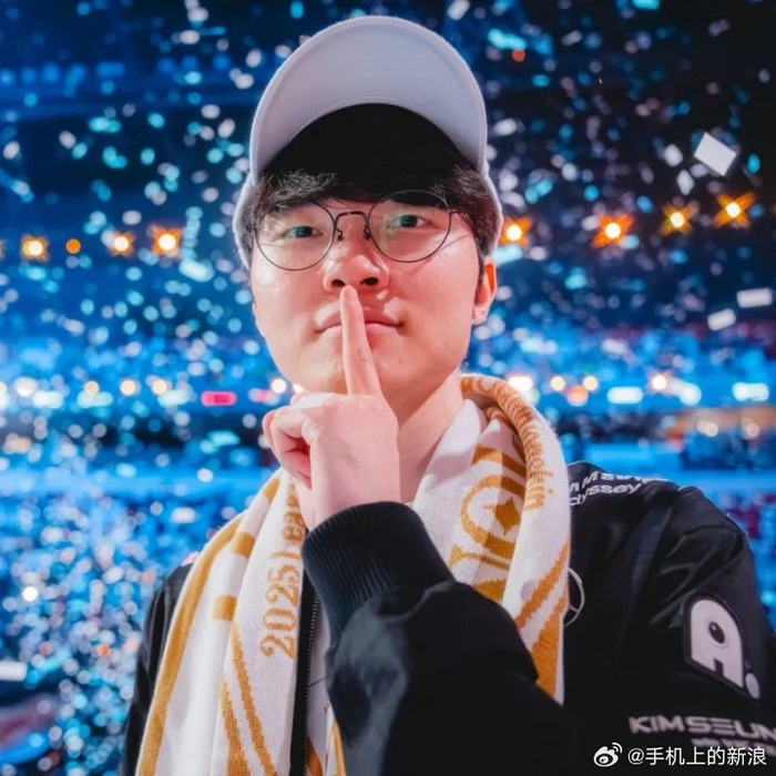 Faker夺冠再现嘘声手势,称这一冠不为任何人|T1_Faker|T1|LOL|经典|官方_新浪新闻