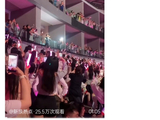 张杰台下观演何炅提醒谢娜控制时间