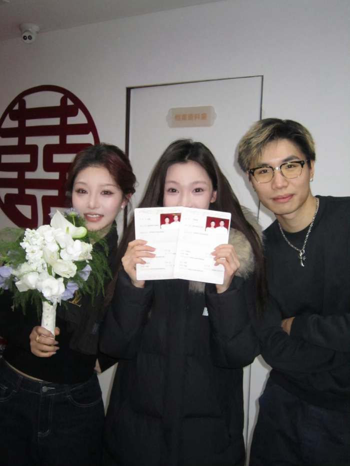 易梦玲陪阿哲5100领证，纪念日与领证日连成1314