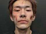 易烊千玺愚人节晒自拍，搞怪妆容引热议