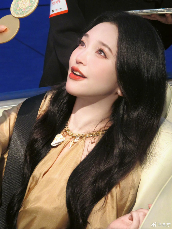 金莎回应催生话题称生育需真爱与准备
