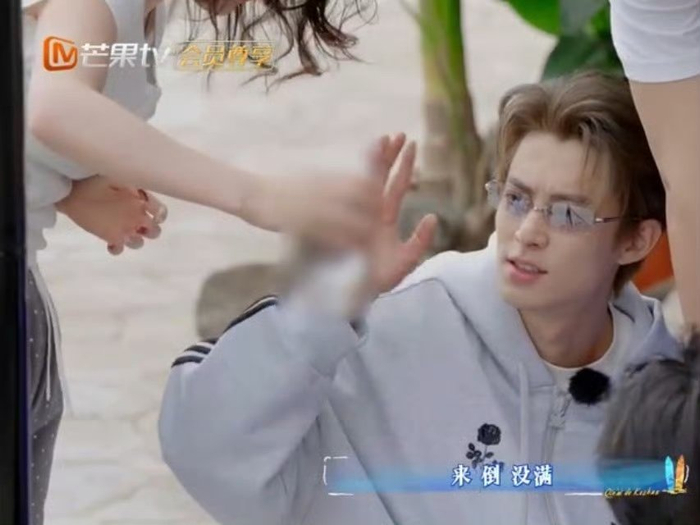 全红婵张家齐客栈互动显闺蜜情