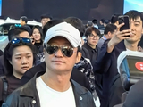 吴京现身北京车展参观比亚迪奇瑞展台