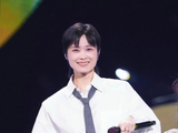 李宇春幽默回应留长发时机，透露私下爱唱甜歌
