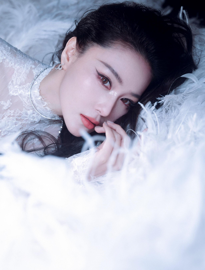 张馨予纯白蕾丝礼服亮相,优雅如月光仙子