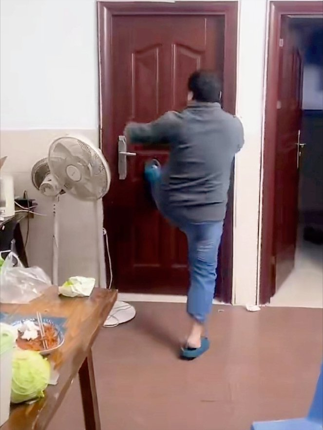 父亲因女儿头屑问题暴力砸门，女儿惊恐躲避