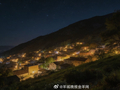 小山坡遥望万家灯火，夜空星星闪烁