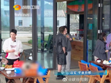 王鹤棣喝秦岚榨果汁后脖子拉长引热议