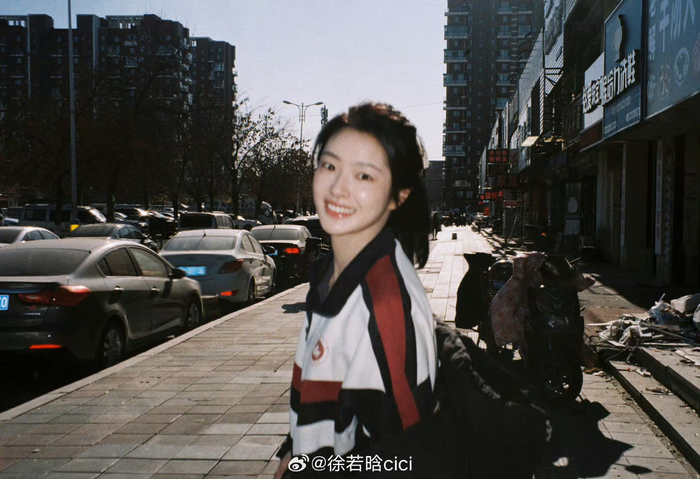 徐若晗《一路灿烂》杀青收官,细腻诠释周依角色|抱一抱|演技|用心_新浪新闻