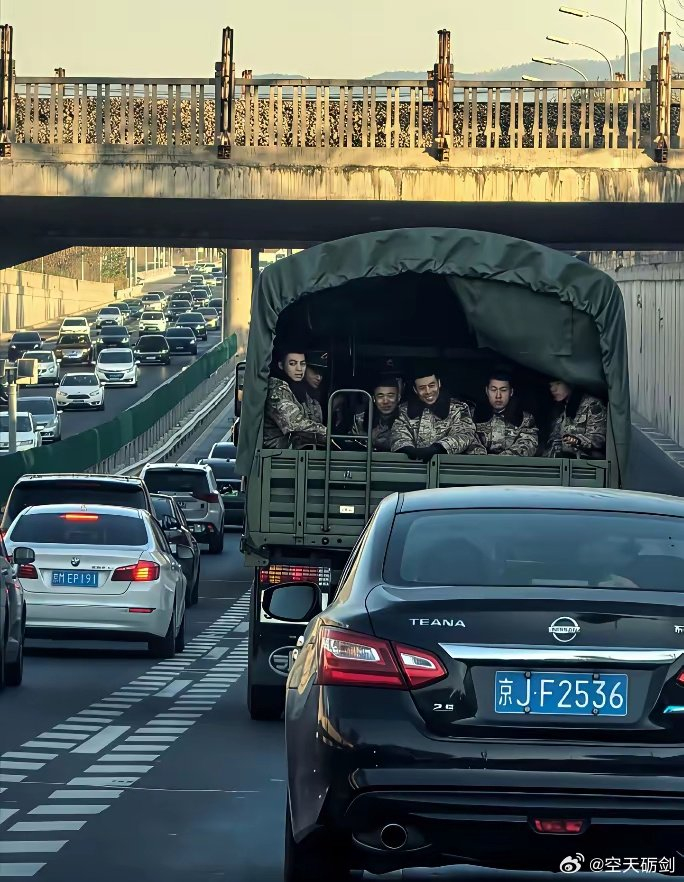 战士笑容驱散堵车焦虑