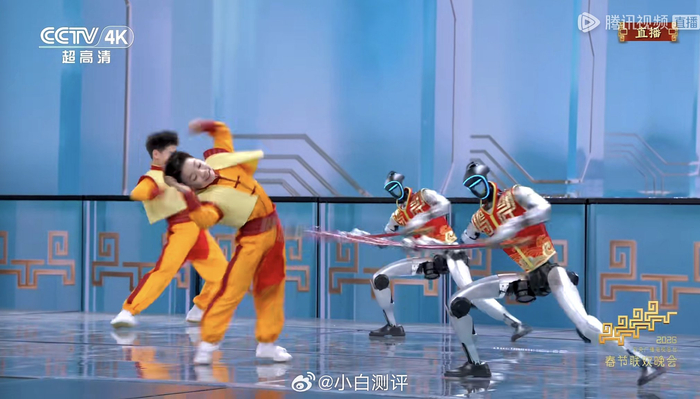 春晚宇树机器人表演武术动作灵活整齐偶有落地不稳|春节联欢晚会|小品|醉拳|松延动力|节目_新浪娱乐_新浪新闻