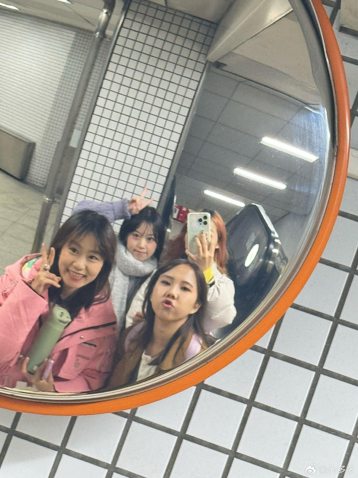 朋友相聚缓解生活压力，短暂会面倍感珍贵