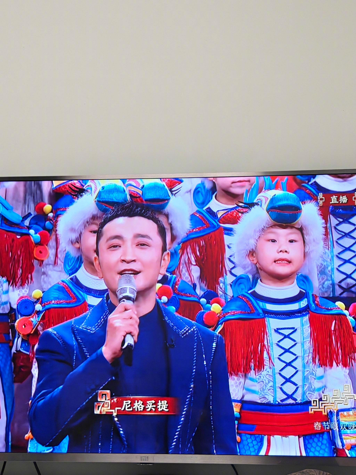 春晚主持人背后小孩标准8颗牙齿笑成焦点__财经头条__新浪财经