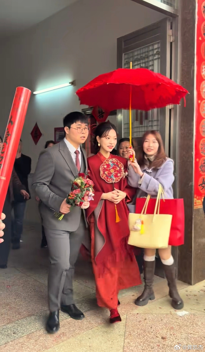 新娘笑容灿烂新郎表情严肃引关注