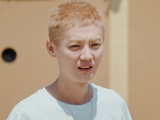 鹿晗统一发色眉色浅调造型亮眼