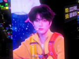 李煜东舞台表演时牙套勾住嘴仍坚持完成演唱