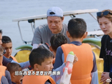 鹿晗教孩子收礼先道谢，范志毅送鞋获尊重