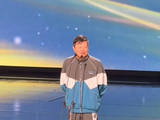 周深弯腰鞠躬送马东下台显谦逊