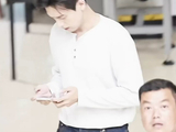 李现边走边玩游戏引发网友互动