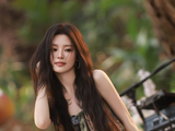 姚晓棠雨林路演献唱《绿色》，清亮声线引爆现场