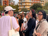 异国街头蹭讲解，导游酷似关晓彤