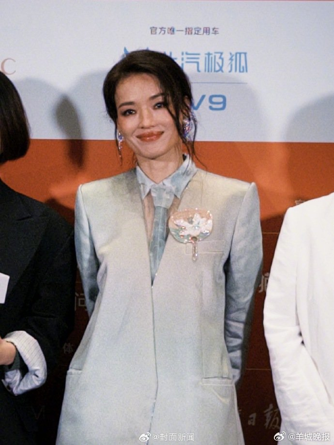 北影节红毯群星亮相,刘浩存马思纯等展示出圈造型|北京电影学院|张晚意|红毯造型|北京国际电影节|戚薇_新浪新闻