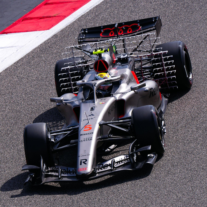 奥迪发布全新F1赛车侧箱设计，2026赛季季前测试亮相巴林__财经头条__新浪财经