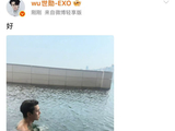 吴世勋微博晒泳池半身照