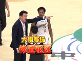 CBA再现闹剧！超级外援连续被吹犯规，冠军教头大闹赛场被驱逐