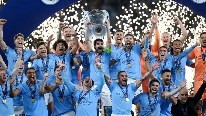 队长京多安为曼城捧起欧冠奖杯蓝月军团完成三冠王伟业