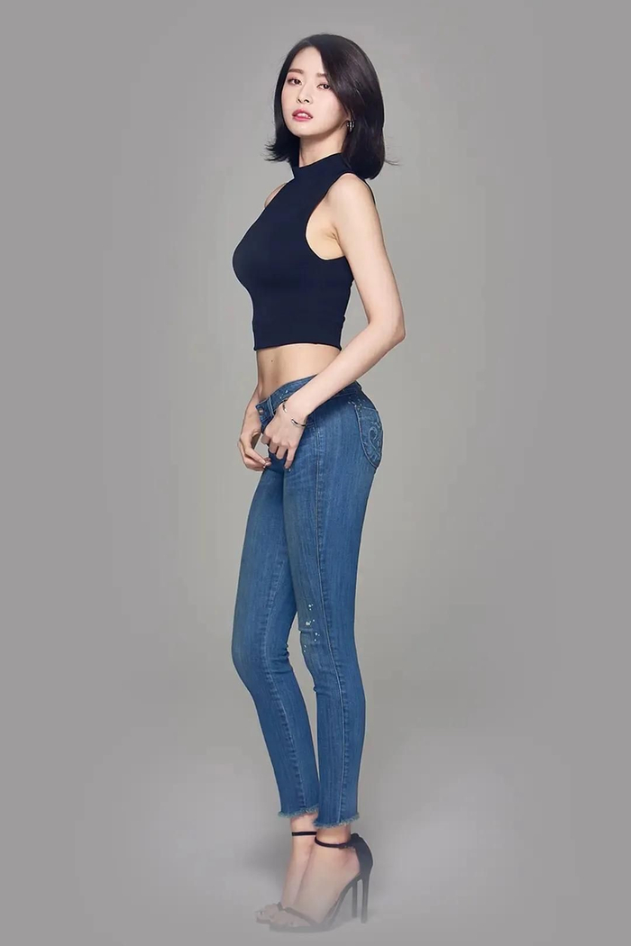 权娜拉紧身牛仔裤装魅力可人