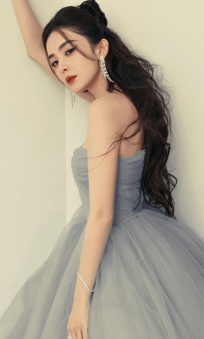 古力娜扎抹胸沙裙写真,楚楚动人!__财经头条