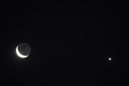 请定好闹钟,金星伴月来啦,还有土星冲日哦|金星|土星|天空_新浪新闻