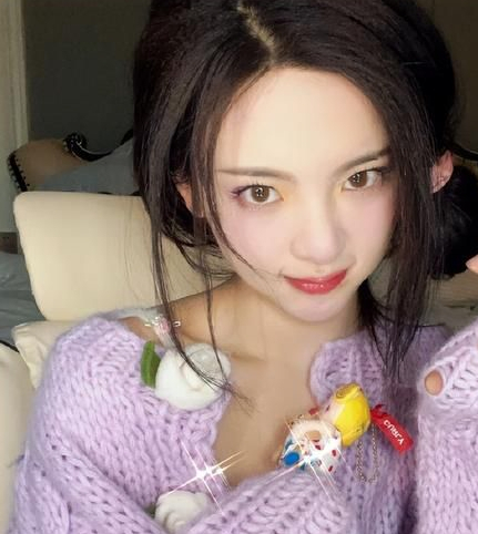 杨超越自拍照美丽可爱