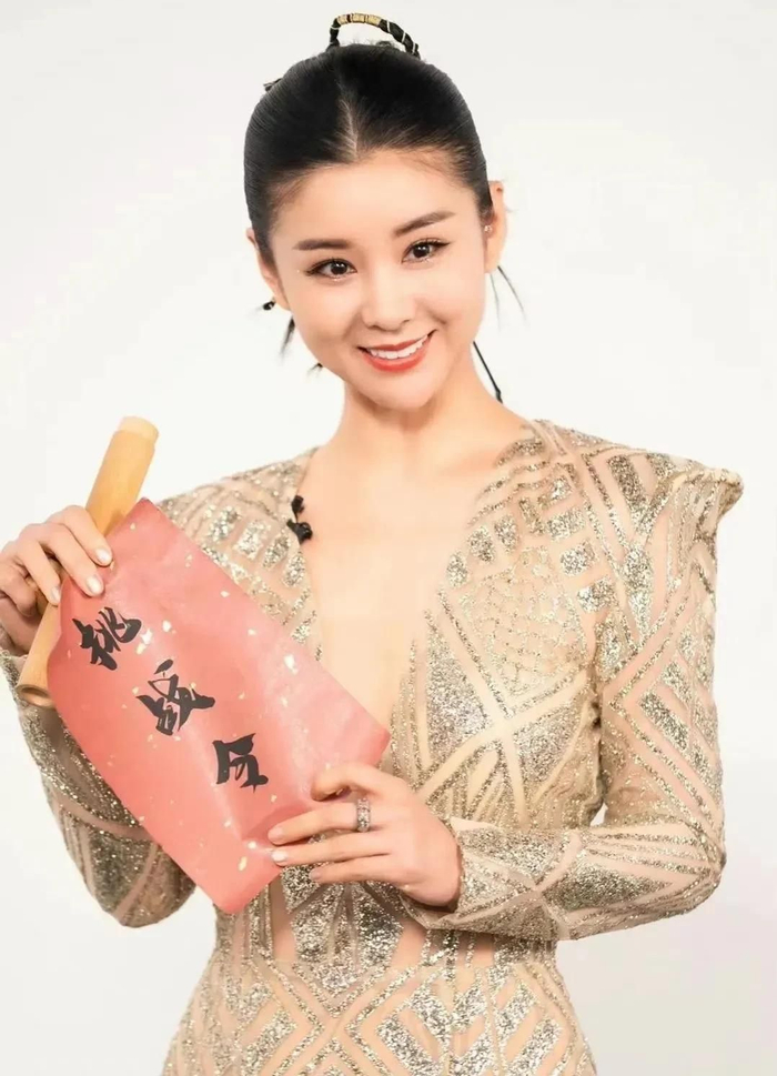 温柔秀丽的李小萌,惊艳迷人,温婉秀雅的写真美图!