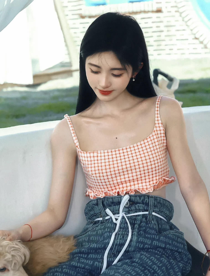 鞠婧祎,穿吊带格子背心,青春靓丽,甜美可爱!__财经头条
