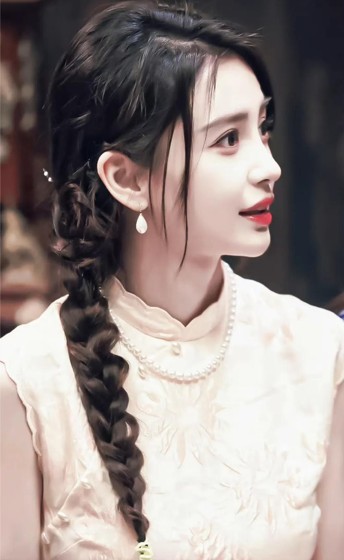 angelababy旗袍加披肩手握团扇新造型楚楚动人