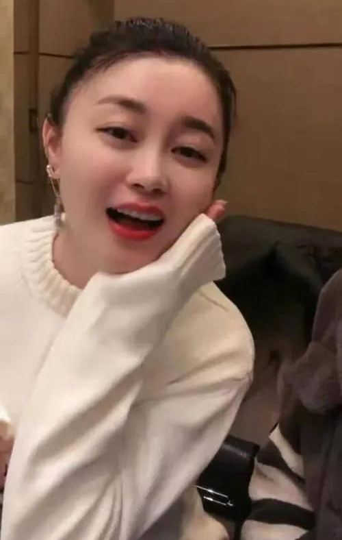 关婷娜肤白貌美,优雅迷人!__财经头条