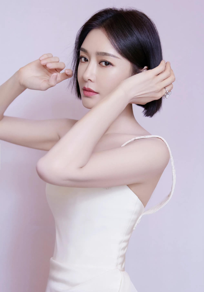 秦岚穿白色吊带抹胸裙风情妩媚美艳动人