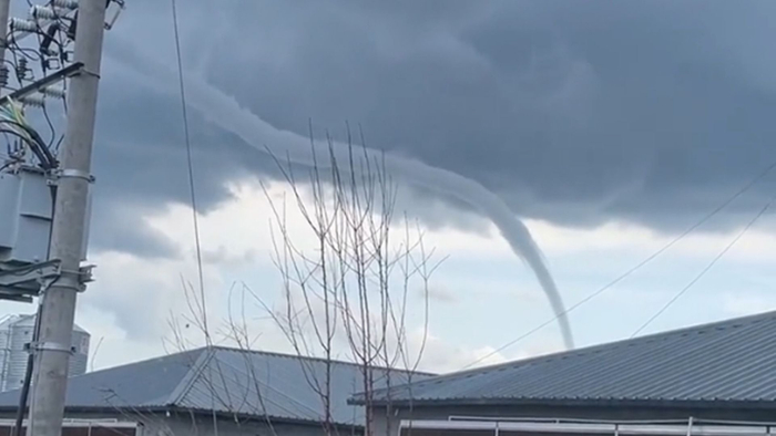 黑龙江天空现水龙卷奇观先是形成一个尖直到连接天空与水面