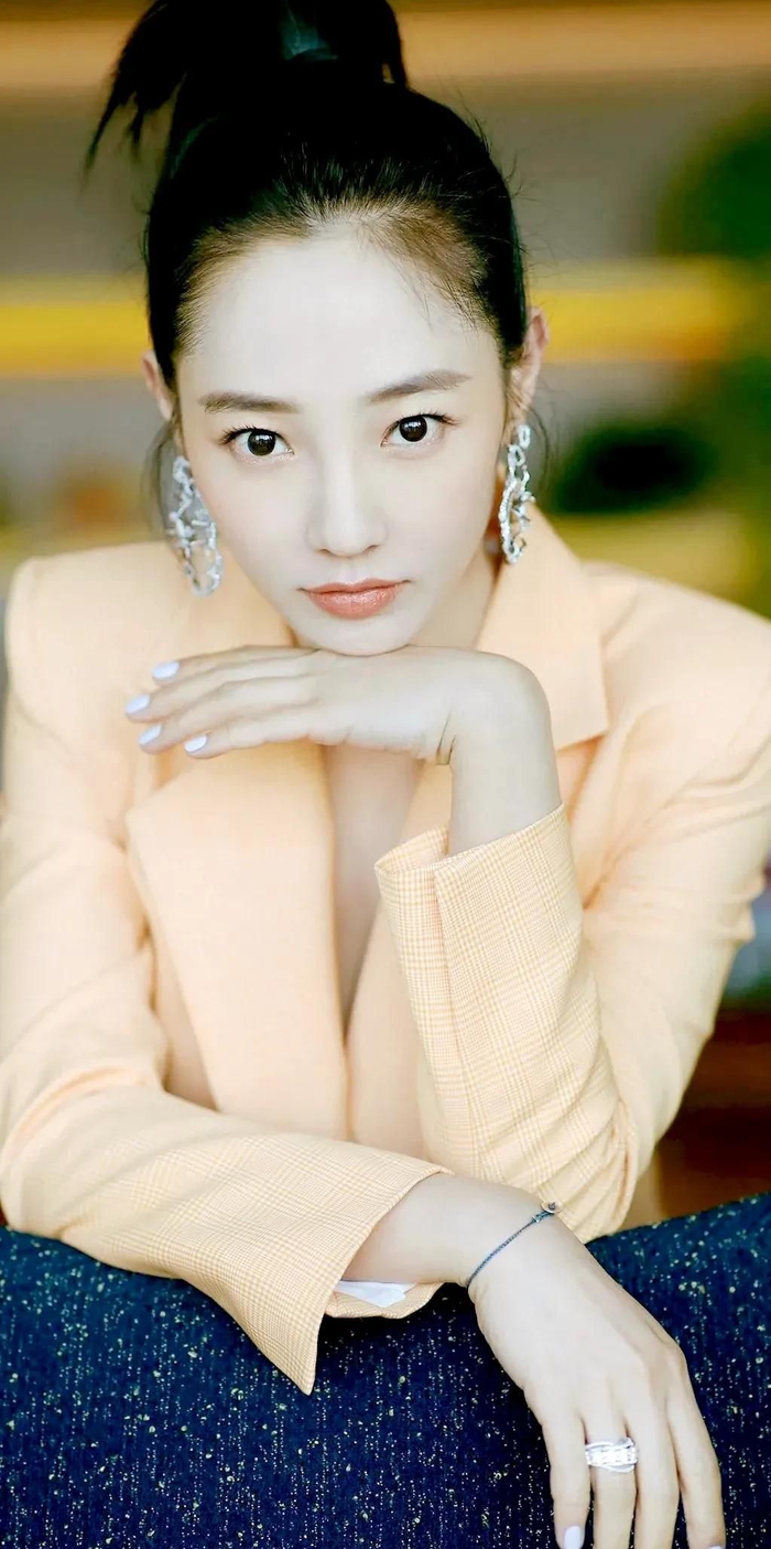 温婉秀丽的白百合,惊艳迷人,甜美可爱的写真照!