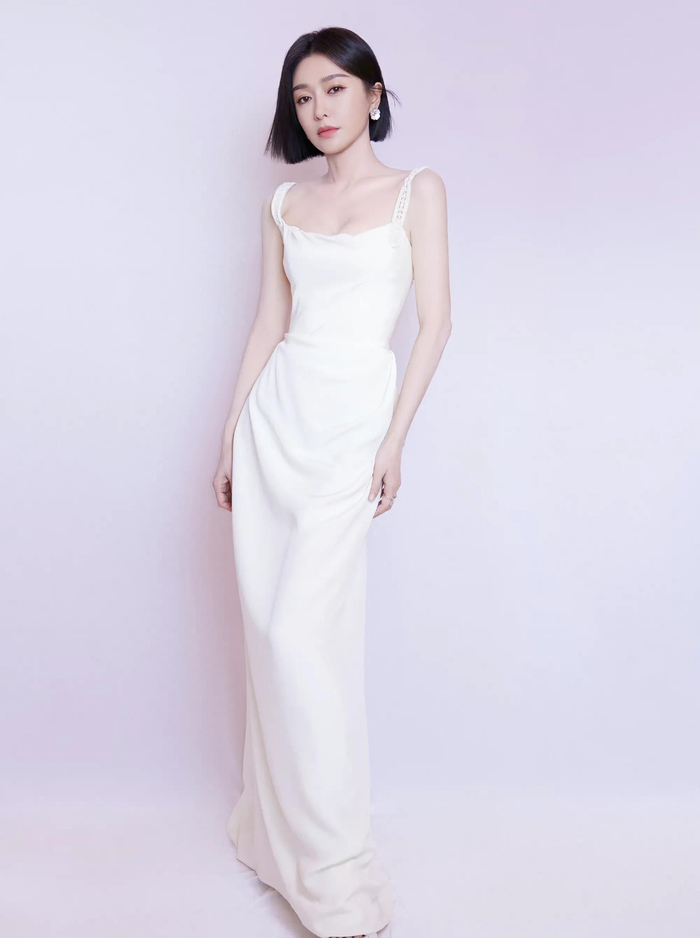 秦岚穿白色吊带抹胸裙风情妩媚美艳动人