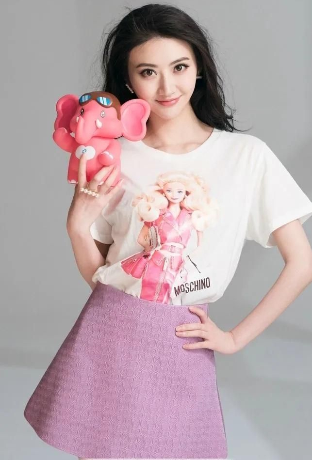 景甜一袭长裙美艳大气