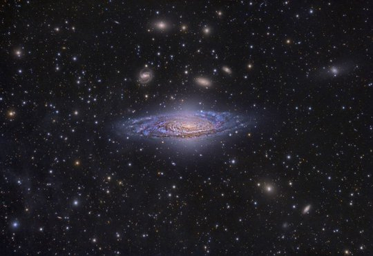 ngc7331及其后方的天体
